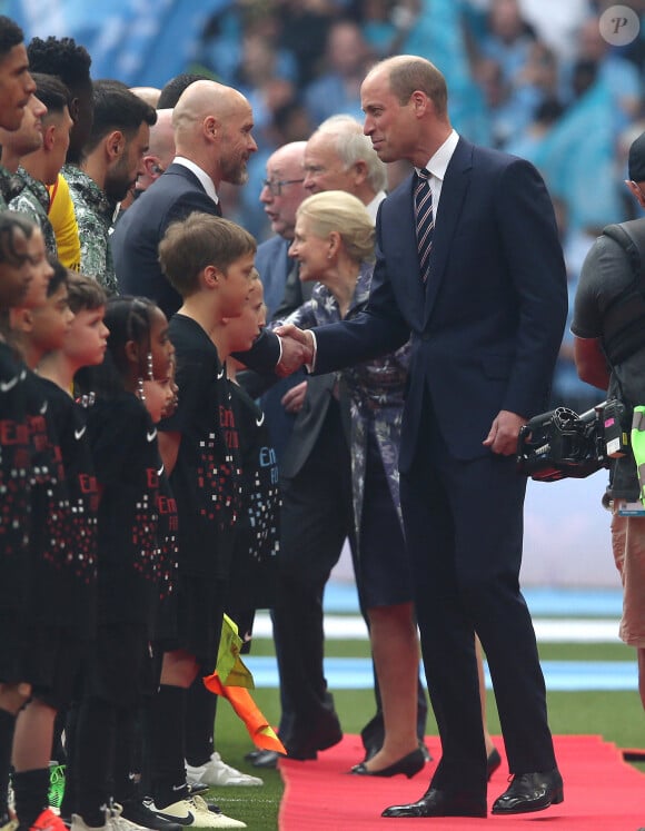Un peu plus tard, le prince William et son fils ont remis la Coupe d'Angleterre aux vainqueurs de Manchester United. 
Le prince William, prince de Galles, et son fils le prince George de Galles, assistent à la finale de la coupe Emirates FA 2024 entre Manchester United et Manchester City au stade de Wembley à Londres, le 25 mai 2024. 