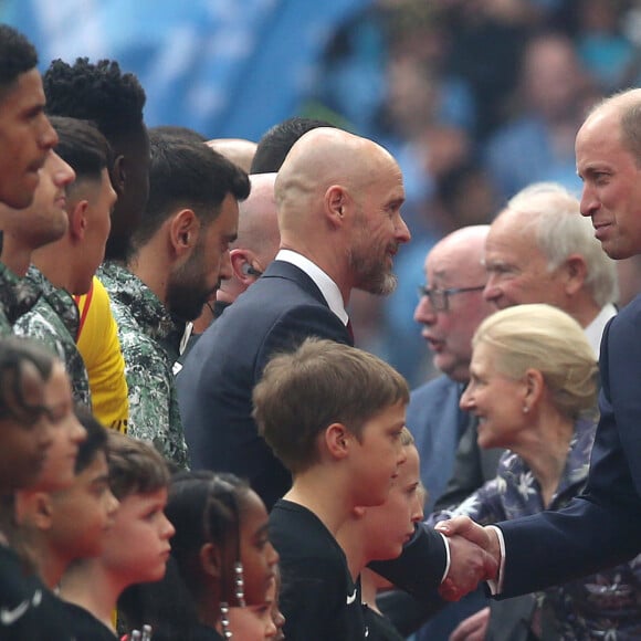 Un peu plus tard, le prince William et son fils ont remis la Coupe d'Angleterre aux vainqueurs de Manchester United. 
Le prince William, prince de Galles, et son fils le prince George de Galles, assistent à la finale de la coupe Emirates FA 2024 entre Manchester United et Manchester City au stade de Wembley à Londres, le 25 mai 2024. 