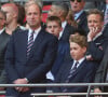 Même posture, même costume et (presque) même cravate, leprince William et son fils ainé George de Cambridge ont été aperçus en tribunes, dans la Royal Box, lors du match de la finale de la Coupe d'Angleterre
Le prince William, prince de Galles, et son fils le prince George de Galles, assistent à la finale de la coupe Emirates FA 2024 entre Manchester United et Manchester City au stade de Wembley à Londres
