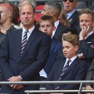 Même posture, même costume et (presque) même cravate, leprince William et son fils ainé George de Cambridge ont été aperçus en tribunes, dans la Royal Box, lors du match de la finale de la Coupe d'Angleterre
Le prince William, prince de Galles, et son fils le prince George de Galles, assistent à la finale de la coupe Emirates FA 2024 entre Manchester United et Manchester City au stade de Wembley à Londres