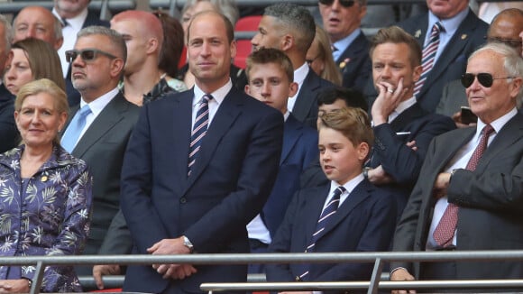 PHOTOS A seulement 10 ans, le prince George a déjà tout d'un futur roi ! Il le prouve aux côtés de son papa William à Wembley