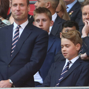 Très sérieux, le petit garçon âgé de 10 ans a suivi avec beaucoup d'attention le match avec son papa, en ayant une véritable allure de roi.
Le prince William, prince de Galles, et son fils le prince George de Galles, assistent à la finale de la coupe Emirates FA 2024 entre Manchester United et Manchester City au stade de Wembley à Londres, le 25 mai 2024. 