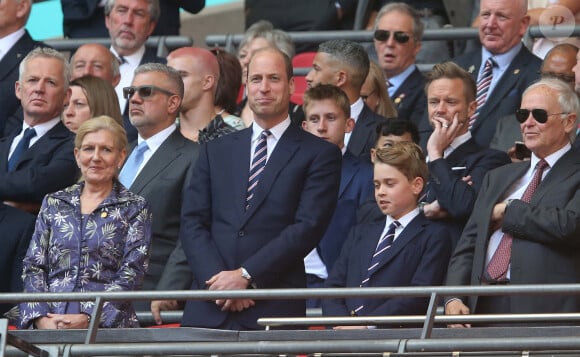 Très sérieux, le petit garçon âgé de 10 ans a suivi avec beaucoup d'attention le match avec son papa, en ayant une véritable allure de roi.
Le prince William, prince de Galles, et son fils le prince George de Galles, assistent à la finale de la coupe Emirates FA 2024 entre Manchester United et Manchester City au stade de Wembley à Londres, le 25 mai 2024. 