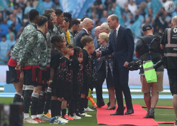 Le prince William, prince de Galles, et son fils le prince George de Galles, assistent à la finale de la coupe Emirates FA 2024 entre Manchester United et Manchester City au stade de Wembley à Londres, le 25 mai 2024. 