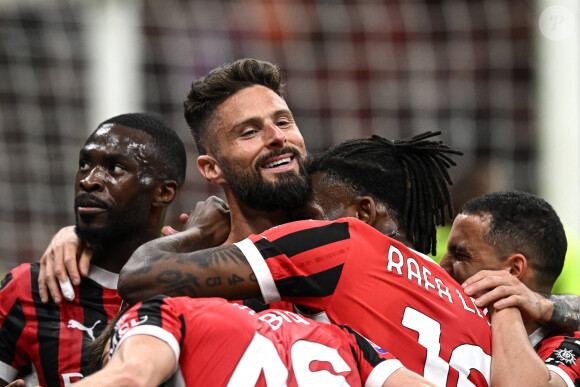 Olivier Giroud fait ses adieux aux supporters du Milan AC après son dernier march face au Salernitana au stade San Siro. Milan, le 25 mai 2024. 