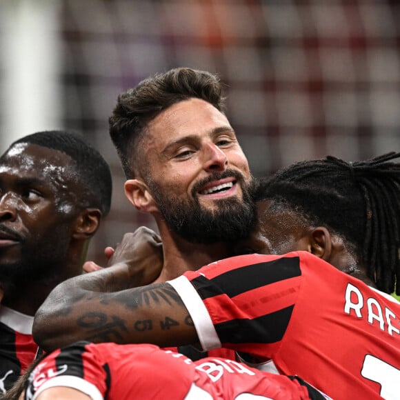 Olivier Giroud fait ses adieux aux supporters du Milan AC après son dernier march face au Salernitana au stade San Siro. Milan, le 25 mai 2024. 