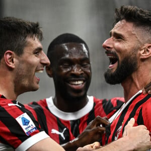 Olivier Giroud fait ses adieux aux supporters du Milan AC après son dernier march face au Salernitana au stade San Siro. Milan, le 25 mai 2024. 