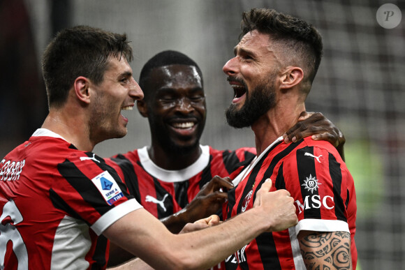 Olivier Giroud fait ses adieux aux supporters du Milan AC après son dernier march face au Salernitana au stade San Siro. Milan, le 25 mai 2024. 