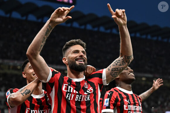 Olivier Giroud fait ses adieux aux supporters du Milan AC après son dernier march face au Salernitana au stade San Siro. Milan, le 25 mai 2024. 