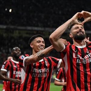 Olivier Giroud fait ses adieux aux supporters du Milan AC après son dernier march face au Salernitana au stade San Siro. Milan, le 25 mai 2024. 