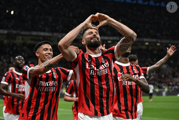 Olivier Giroud fait ses adieux aux supporters du Milan AC après son dernier march face au Salernitana au stade San Siro. Milan, le 25 mai 2024. 