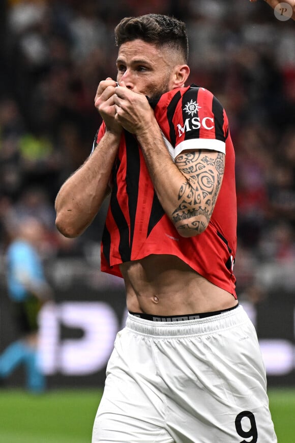 Le footballeur français jouait depuis 3 ans en Italie
Olivier Giroud fait ses adieux aux supporters du Milan AC après son dernier march face au Salernitana au stade San Siro. Milan, le 25 mai 2024. 