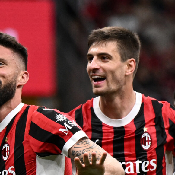 Olivier Giroud fait ses adieux aux supporters du Milan AC après son dernier march face au Salernitana au stade San Siro. Milan, le 25 mai 2024. 