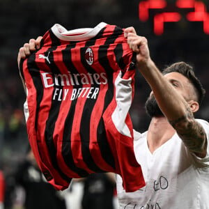 Olivier Giroud fait ses adieux aux supporters du Milan AC après son dernier march face au Salernitana au stade San Siro. Milan, le 25 mai 2024. 