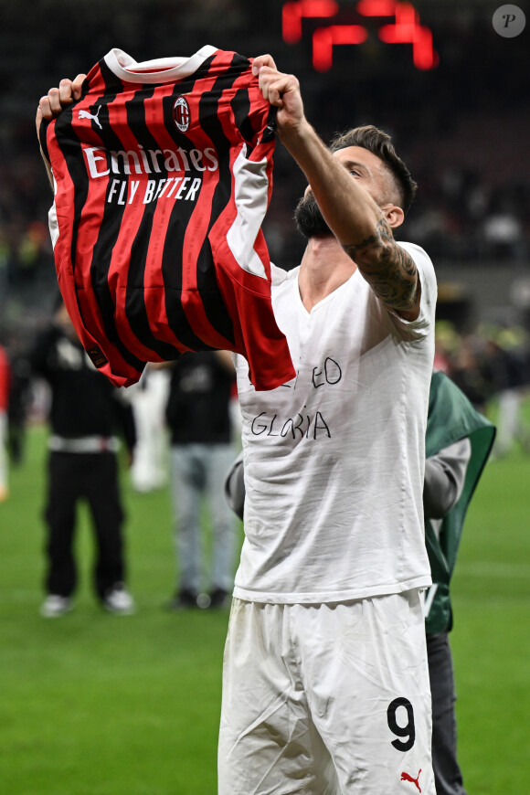 Olivier Giroud fait ses adieux aux supporters du Milan AC après son dernier march face au Salernitana au stade San Siro. Milan, le 25 mai 2024. 