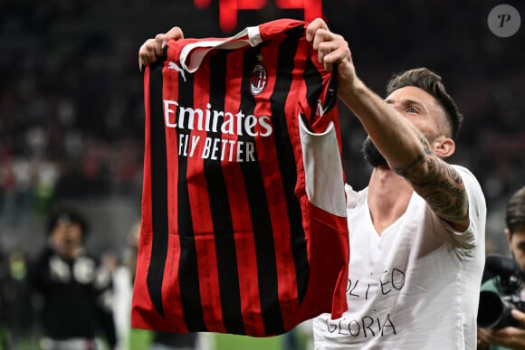 Olivier Giroud fait ses adieux aux supporters du Milan AC après son dernier march face au Salernitana au stade San Siro. Milan, le 25 mai 2024. 