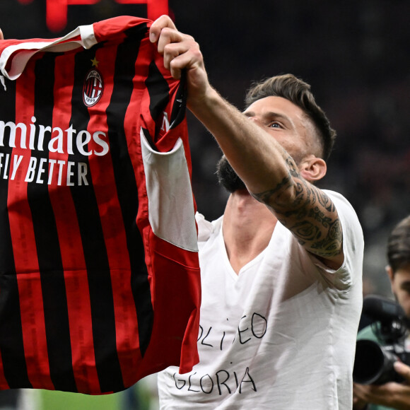 Olivier Giroud fait ses adieux aux supporters du Milan AC après son dernier march face au Salernitana au stade San Siro. Milan, le 25 mai 2024. 