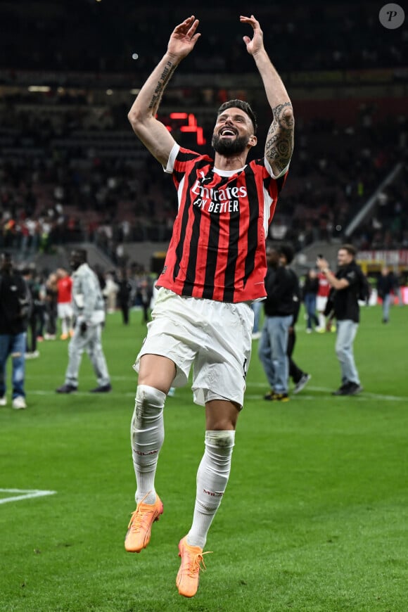 Samedi 25 ami 2024, il a joué son dernier match sous les couleurs de l'AC Milan
Olivier Giroud fait ses adieux aux supporters du Milan AC après son dernier march face au Salernitana au stade San Siro. Milan, le 25 mai 2024. 