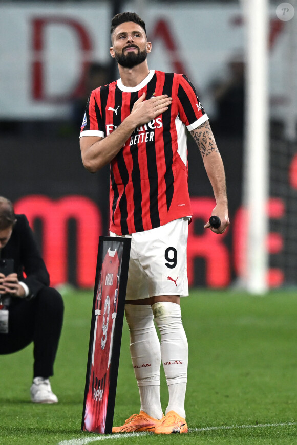 Olivier Giroud fait ses adieux aux supporters du Milan AC après son dernier march face au Salernitana au stade San Siro. Milan, le 25 mai 2024. 