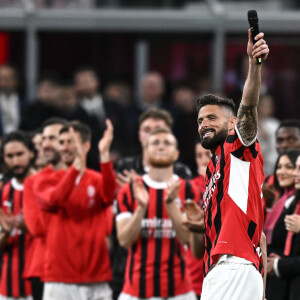 Olivier Giroud fait ses adieux aux supporters du Milan AC après son dernier march face au Salernitana au stade San Siro. Milan, le 25 mai 2024. 