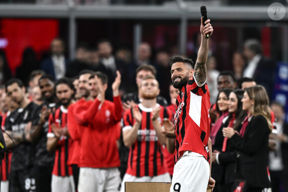 Olivier Giroud fait ses adieux aux supporters du Milan AC après son dernier march face au Salernitana au stade San Siro. Milan, le 25 mai 2024. 