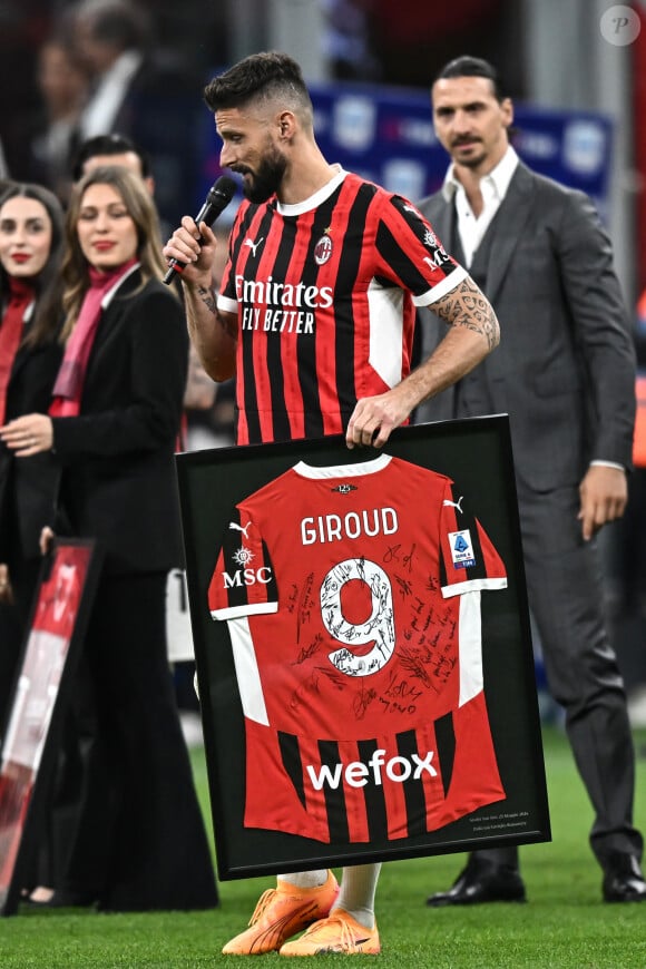 Olivier Giroud fait ses adieux aux supporters du Milan AC après son dernier march face au Salernitana au stade San Siro. Milan, le 25 mai 2024. 