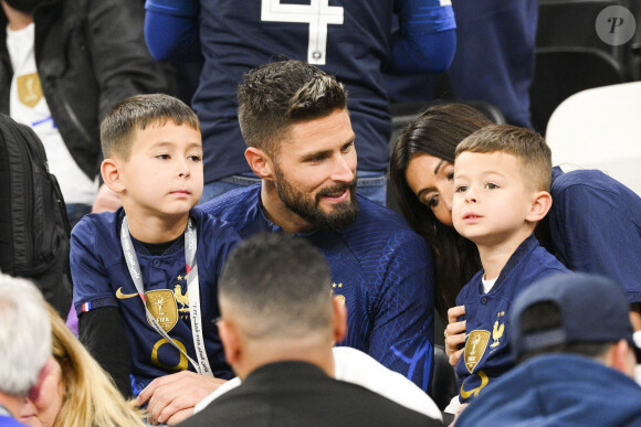 Mais aussi sur celle de leurs quatre enfants ainsi que de ses parents
GIROUD Olivier (FRA) en famille avec sa femme Jennifer et leurs enfants - People et joueurs en famille dans les tribunes lors du match de demi-finale "France - Maroc" lors de la Coupe du Monde 2022 au Qatar (FIFA World Cup Qatar 2022). © JB Autissier / Panoramic / Bestimage 