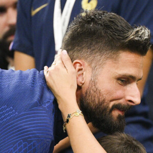 GIROUD Olivier (FRA) embrassant sa femme Jennifer - People et joueurs en famille dans les tribunes lors du match de demi-finale "France - Maroc" lors de la Coupe du Monde 2022 au Qatar (FIFA World Cup Qatar 2022). © JB Autissier / Panoramic / Bestimage 