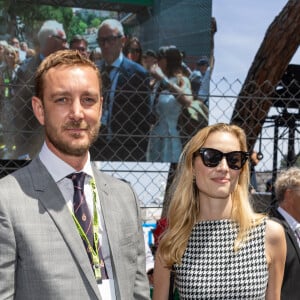 Le couple qui avait déjà fait sensation à Cannes était tout sourire et toujours à la pointe de la mode. 
Pierre Casiraghi et sa femme Beatrice Borromeo lors du Grand Prix de Formule 1 (F1) de Monaco, le 26 mai 2024. © Bruno Bebert/Pool Monaco/Bestimage