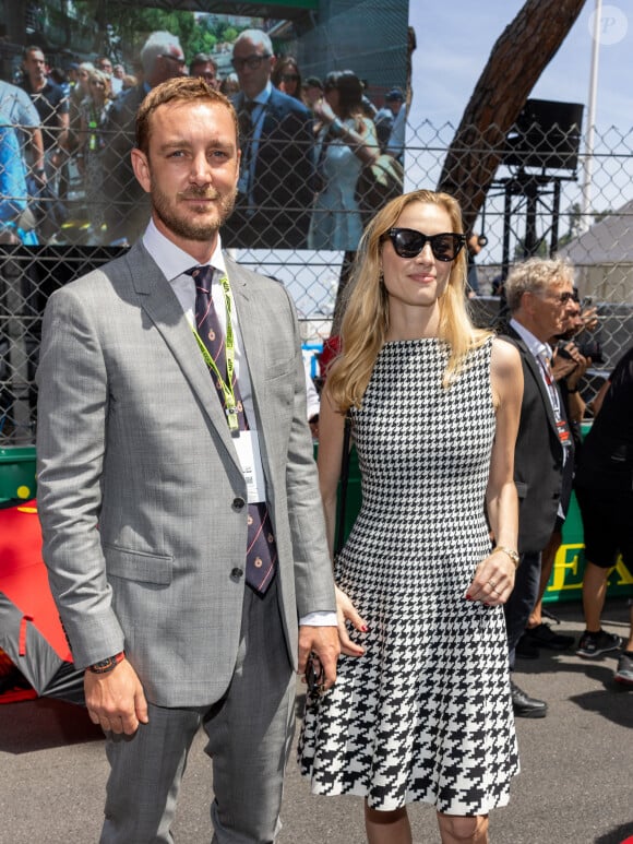 Le couple qui avait déjà fait sensation à Cannes était tout sourire et toujours à la pointe de la mode. 
Pierre Casiraghi et sa femme Beatrice Borromeo lors du Grand Prix de Formule 1 (F1) de Monaco, le 26 mai 2024. © Bruno Bebert/Pool Monaco/Bestimage