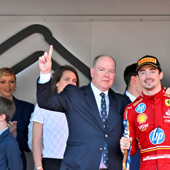 Ils ont célébré avec le reste de la famille princière la victoire du monégasque Charles Leclerc pour la première fois lors Grand Prix de Formule 1 de Monaco. 
Charles Leclerc, le prince Albert II de Monaco, la princesse Charlène de Monaco, Pierre Casiraghi, Andrea Casiraghi, Tatiana Casiraghi (Tatiana Santa Domingo), Charlotte Casiraghi et Raphaël Elmaleh, Marie Chevallier, Louis Ducruet, la princesse Alexandra de Hanovre, Ben-Sylvester Strautmann,, Beatrice Borromeo - Le prince Albert II de Monaco et la princesse Charlène de Monaco ne cachent pas leurs joies et leurs émotions en remettant à Charles Leclerc le trophée du vainqueur du Grand Prix de Formule 1 (F1) de Monaco. Monaco, le 26 mai 2024. © Bruno Bebert/Bestimage