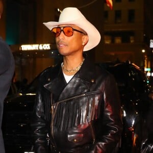 Ou encore Pharrell Williams, fraichement nommé directeur artistique chez Louis Vuitton homme.
New York, NY - L'audacieuse tenue de cow-boy de Pharrell Williams a captivé tous les regards alors que Tiffany & Co. commémorait le lancement de la collection exclusive Tiffany Titan by Pharrell Williams au milieu d'une assemblée de stars dans le lieu emblématique de Tiffany & Co. à New York City.