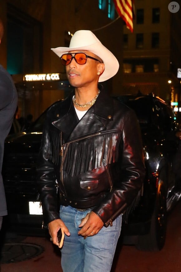 Ou encore Pharrell Williams, fraichement nommé directeur artistique chez Louis Vuitton homme.
New York, NY - L'audacieuse tenue de cow-boy de Pharrell Williams a captivé tous les regards alors que Tiffany & Co. commémorait le lancement de la collection exclusive Tiffany Titan by Pharrell Williams au milieu d'une assemblée de stars dans le lieu emblématique de Tiffany & Co. à New York City.