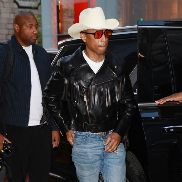 New York, NY - L'audacieuse tenue de cow-boy de Pharrell Williams a captivé tous les regards lorsque Tiffany & Co. a commémoré le lancement de la collection exclusive Tiffany Titan by Pharrell Williams au milieu d'un rassemblement de stars dans le lieu emblématique de Tiffany & Co. à New York City.