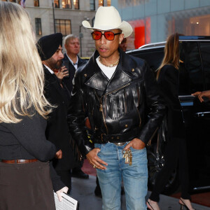 New York, NY - L'audacieuse tenue de cow-boy de Pharrell Williams a captivé tous les regards lorsque Tiffany & Co. a commémoré le lancement de la collection exclusive Tiffany Titan by Pharrell Williams au milieu d'un rassemblement de stars dans le lieu emblématique de Tiffany & Co. à New York City.