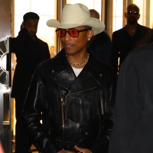 New York, NY - L'audacieuse tenue de cow-boy de Pharrell Williams a captivé tous les regards alors que Tiffany & Co. commémorait le lancement de la collection exclusive Tiffany Titan by Pharrell Williams au milieu d'une assemblée de stars dans le lieu emblématique de Tiffany & Co. à New York City.