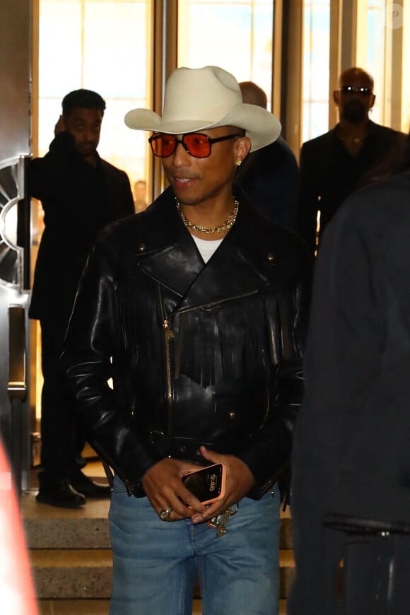 New York, NY - L'audacieuse tenue de cow-boy de Pharrell Williams a captivé tous les regards alors que Tiffany & Co. commémorait le lancement de la collection exclusive Tiffany Titan by Pharrell Williams au milieu d'une assemblée de stars dans le lieu emblématique de Tiffany & Co. à New York City.