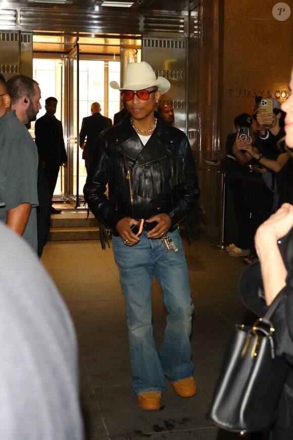 New York, NY - L'audacieuse tenue de cow-boy de Pharrell Williams a captivé tous les regards alors que Tiffany & Co. commémorait le lancement de la collection exclusive Tiffany Titan by Pharrell Williams au milieu d'une assemblée de stars dans le lieu emblématique de Tiffany & Co. à New York City.