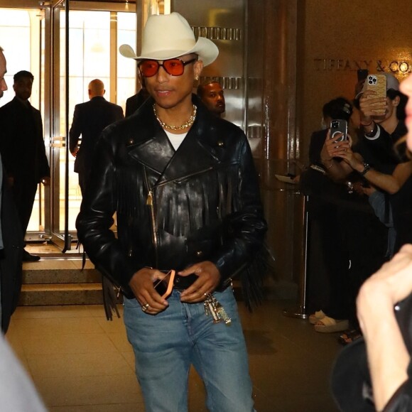 New York, NY - L'audacieuse tenue de cow-boy de Pharrell Williams a captivé tous les regards alors que Tiffany & Co. commémorait le lancement de la collection exclusive Tiffany Titan by Pharrell Williams au milieu d'une assemblée de stars dans le lieu emblématique de Tiffany & Co. à New York City.