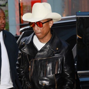 New York, NY - L'audacieuse tenue de cow-boy de Pharrell Williams a captivé tous les regards lorsque Tiffany & Co. a commémoré le lancement de la collection exclusive Tiffany Titan by Pharrell Williams au milieu d'un rassemblement de stars dans le lieu emblématique de Tiffany & Co. à New York City.