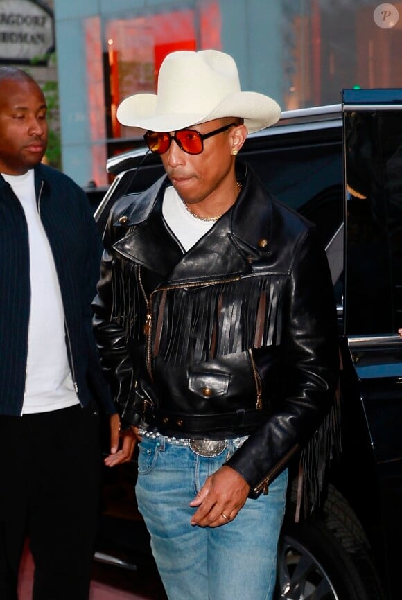 New York, NY - L'audacieuse tenue de cow-boy de Pharrell Williams a captivé tous les regards lorsque Tiffany & Co. a commémoré le lancement de la collection exclusive Tiffany Titan by Pharrell Williams au milieu d'un rassemblement de stars dans le lieu emblématique de Tiffany & Co. à New York City.