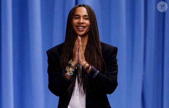 Ayant obtenu un titre de réfugié en France en 2018, Issack Abdi Sadik avait été repéré dans la rue... Après avoir rejoint l'agence Elite, il avait travaillé pour Olivier Rousteing (Balmain).
Fashion designer Olivier Rousteing lors du défilé de mode prêt-à-porter Balmain Printemps/été 2024 lors de la Fashion Week de Paris (PFW) à Paris, France, le 28 septembre 2023. 