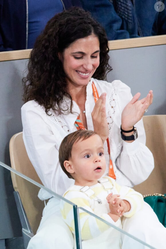 Xisca Perello (femme de Rafael Nadal) et son fils Rafael Junior - La famille de Rafael Nadal (Rafa) dans les tribunes pour le premier tour des Internationaux de France de tennis de Roland Garros 2024 opposant Rafael Nadal (Rafa) à Alexander Zverev, à Paris, France, le 27 mai 2024. © Jacovides-Moreau/Bestimage