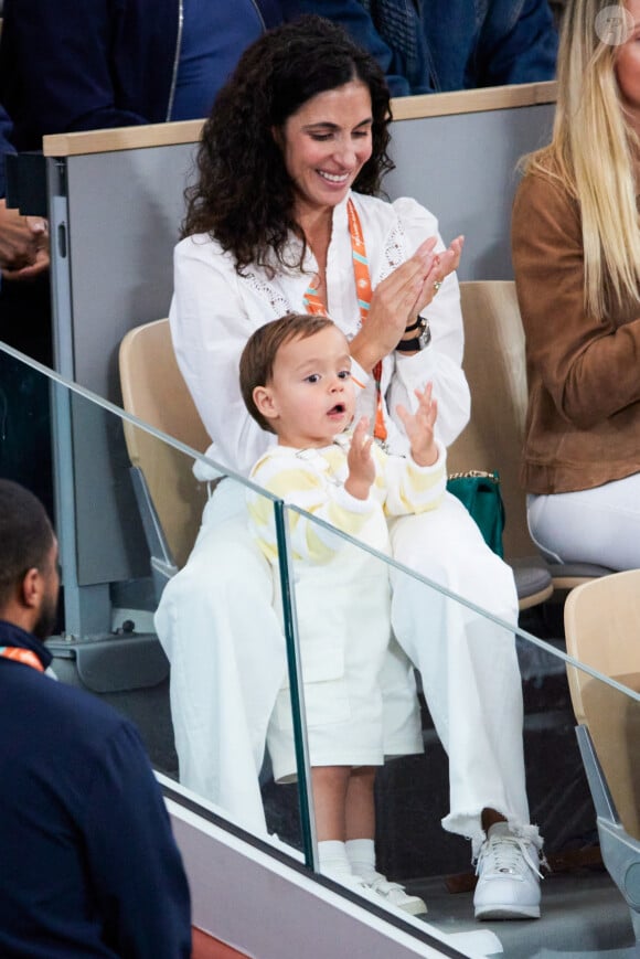 Xisca Perello (femme de Rafael Nadal) et son fils Rafael Junior - La famille de Rafael Nadal (Rafa) dans les tribunes pour le premier tour des Internationaux de France de tennis de Roland Garros 2024 opposant Rafael Nadal (Rafa) à Alexander Zverev, à Paris, France, le 27 mai 2024. © Jacovides-Moreau/Bestimage