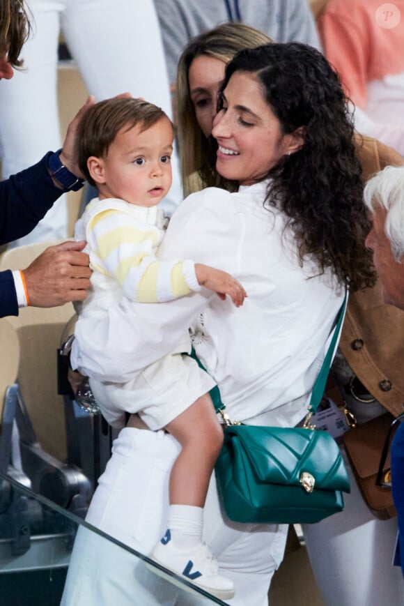 Xisca Perello (femme de Rafael Nadal), son fils Rafael Junior et Maria Isabel Nadal (soeur de Rafael Nadal) - La famille de Rafael Nadal (Rafa) dans les tribunes pour le premier tour des Internationaux de France de tennis de Roland Garros 2024 opposant Rafael Nadal (Rafa) à Alexander Zverev, à Paris, France, le 27 mai 2024. © Jacovides-Moreau/Bestimage