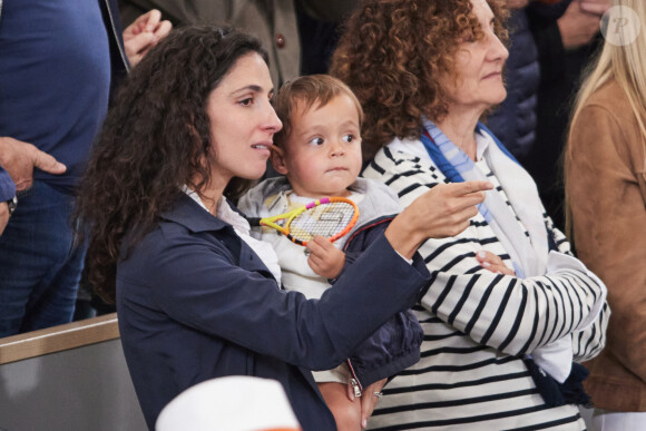 Xisca Perello (femme de Rafael Nadal) et son fils Rafael Junior - La famille de Rafael Nadal (Rafa) dans les tribunes pour le premier tour des Internationaux de France de tennis de Roland Garros 2024 opposant Rafael Nadal (Rafa) à Alexander Zverev, à Paris, France, le 27 mai 2024. © Jacovides-Moreau/Bestimage