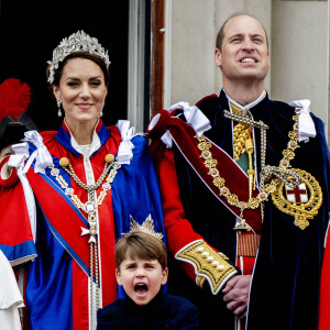 Mais les dernières nouvelles de sa convalescence sont encourageantes
Le prince William, prince de Galles, et Catherine (Kate) Middleton, princesse de Galles, Le prince Louis de Galles - La famille royale britannique salue la foule sur le balcon du palais de Buckingham lors de la cérémonie de couronnement du roi d'Angleterre à Londres le 5 mai 2023. 