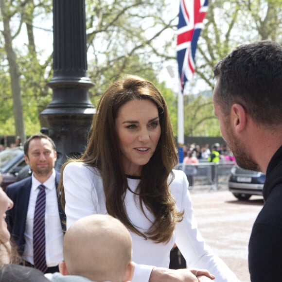 Steve Bainbridge - Le prince William, prince de Galles, et Catherine (Kate) Middleton, princesse de Galles, saluent des sympathisants lors d'une promenade à l'extérieur du palais de Buckingham à Londres Le prince William, prince de Galles, et Catherine (Kate) Middleton, princesse de Galles, saluent des sympathisants lors d'une promenade à l'extérieur du palais de Buckingham à Londres, Royaume Uni, le 5 mai 2023, à la veille du couronnement du roi d'Angleterre. 