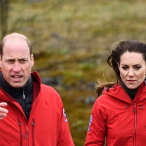 Le prince William, prince de Galles, et Catherine (Kate) Middleton, princesse de Galles, en visite au siège de l'équipe de sauvetage en montagne de Central Beacons à Merthyr Tydfil, au Pays de Galles, le 27 avril 2023. 