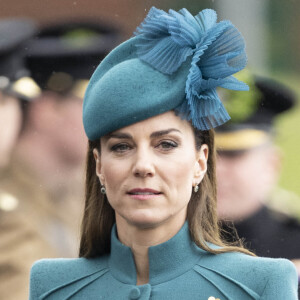 Kate Middleton se bat toujours contre le cancer
Le prince William, prince de Galles, et la colonelle Catherine (Kate) Middleton, princesse de Galles, à l'assemblée annuelle des Irish Guards Parade de la St Patrick à Mons Barracks à Aldershot. Catherine (Kate) Middleton, princesse de Galles, a récemment été nommée colonelle de l'Irish Guards par le roi d'Angleterre. 